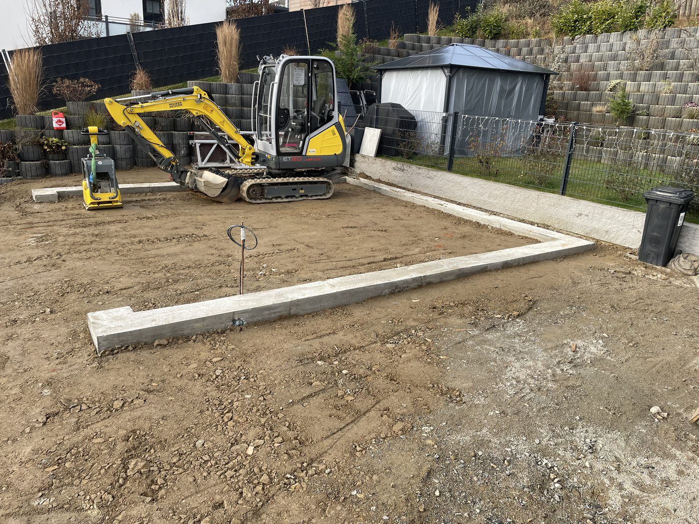 Vorbereiteter, ebener Untergrund mit Fundament fuer eine Fertiggarage