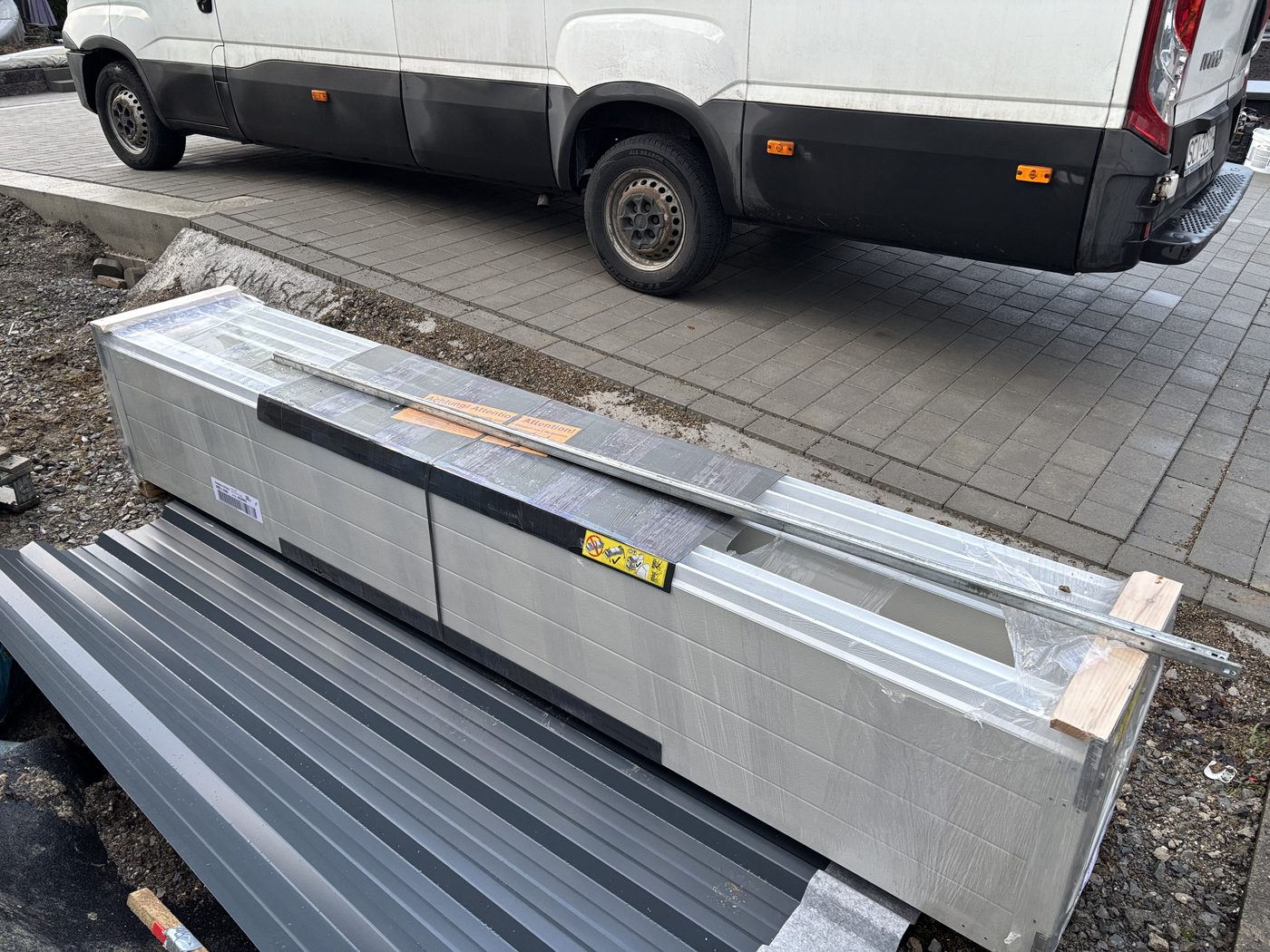 Anlieferung der vorgefertigten Garagen-Bauteile per Transporter