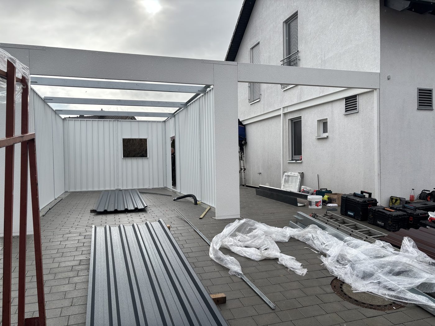 Montage der Dachkonstruktion mit Dachtraegern und Trapezblech