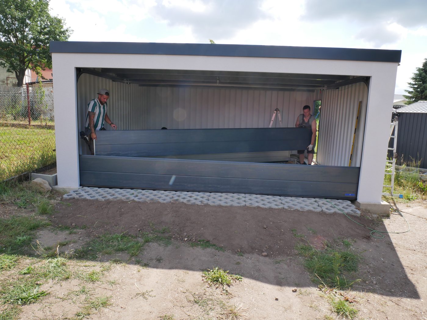 Einbau des Sektionaltors in die neue Fertiggarage