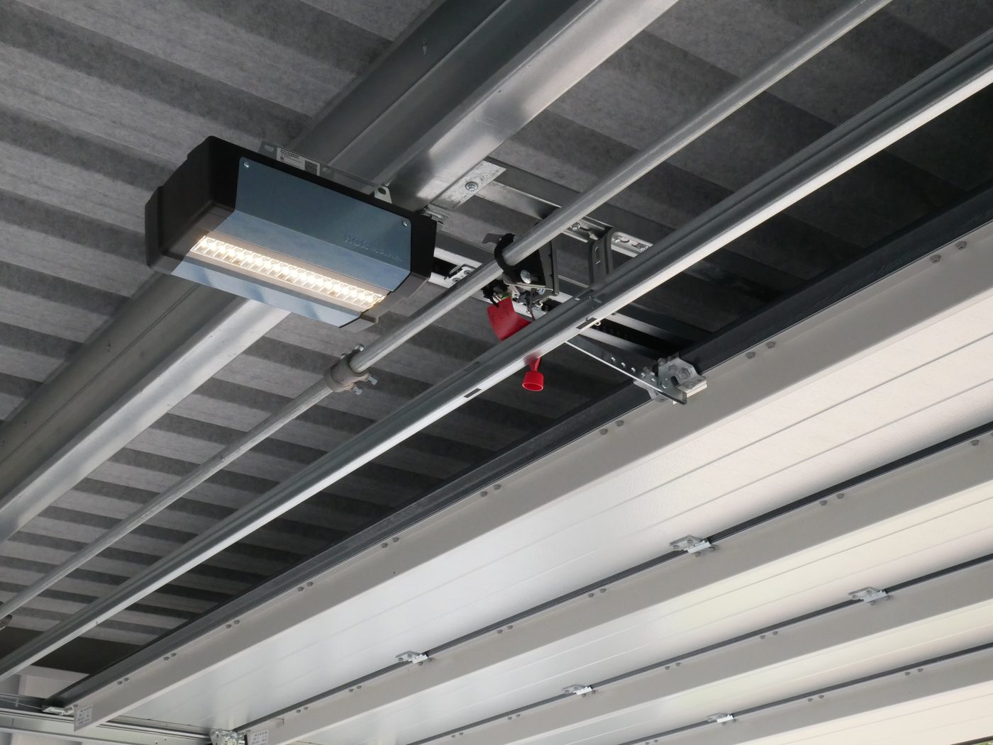 Elektrischer Torantrieb mit Beleuchtung unter der Garagendecke